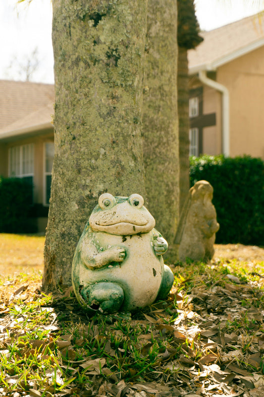 Garden Figurine Styling: Give Small Statues Room to Breathe