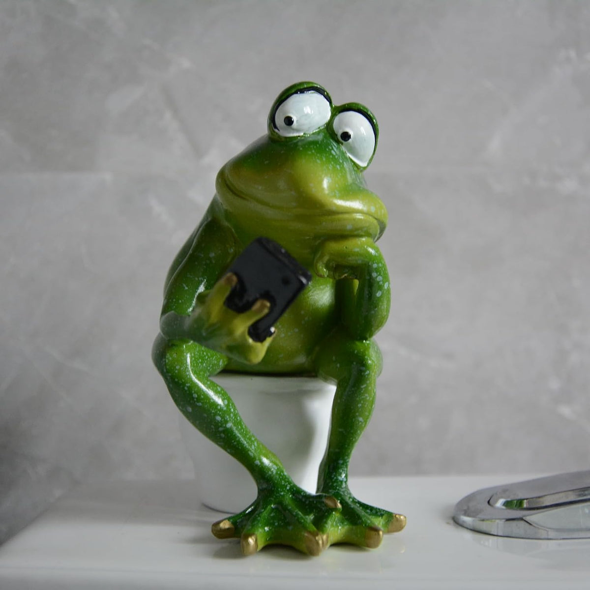 Funny Frog Sitting on Toilet, Green Frog Texting Toilet Decoration, Personalized Animal Resin Craft