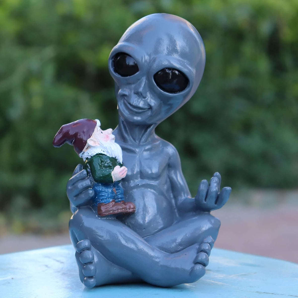 Dnoifne Alien Hugging Gnome Garden Decoration Statue, Resin Alien Dwarf Statue, Waterproof Garden