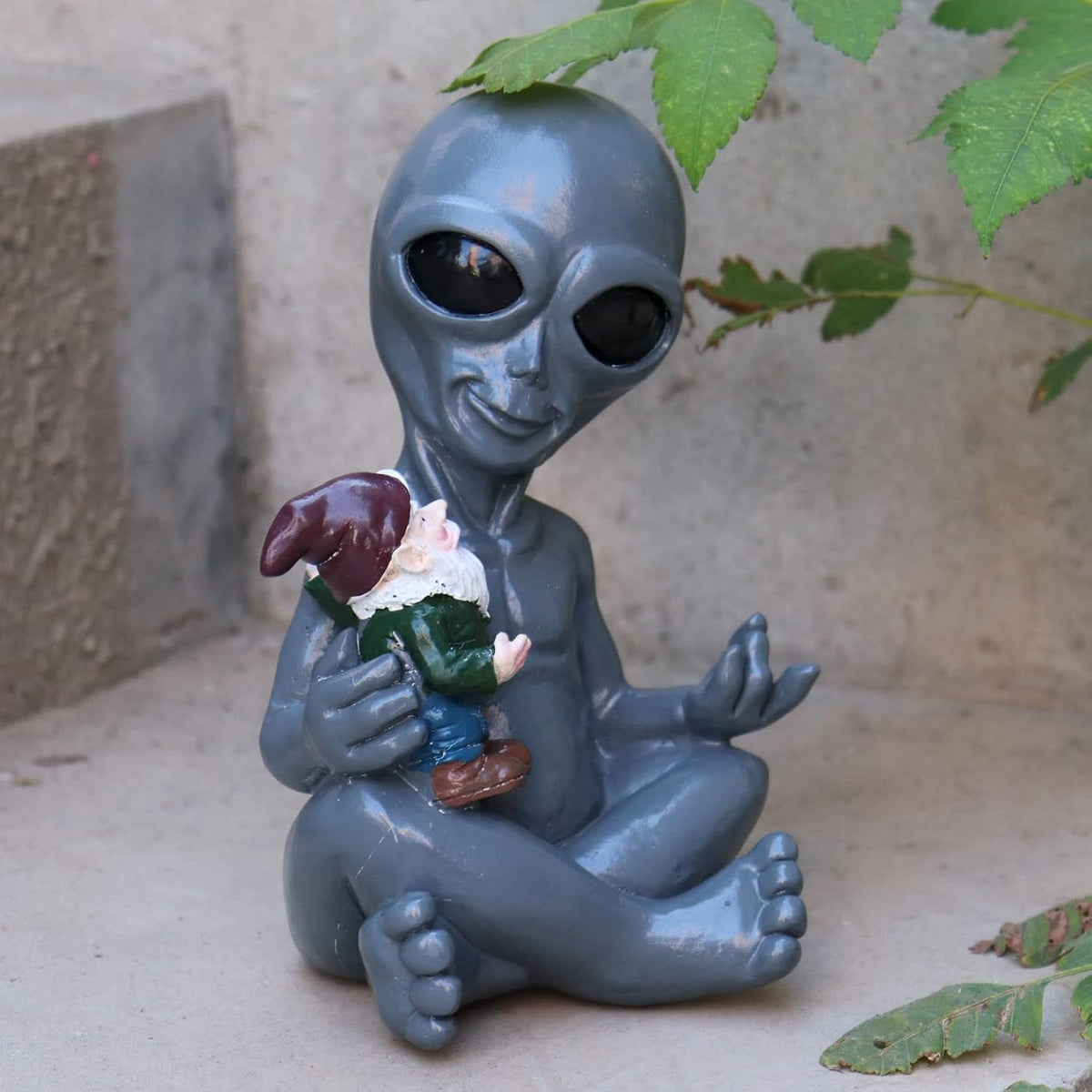 Dnoifne Alien Hugging Gnome Garden Decoration Statue, Resin Alien Dwarf Statue, Waterproof Garden