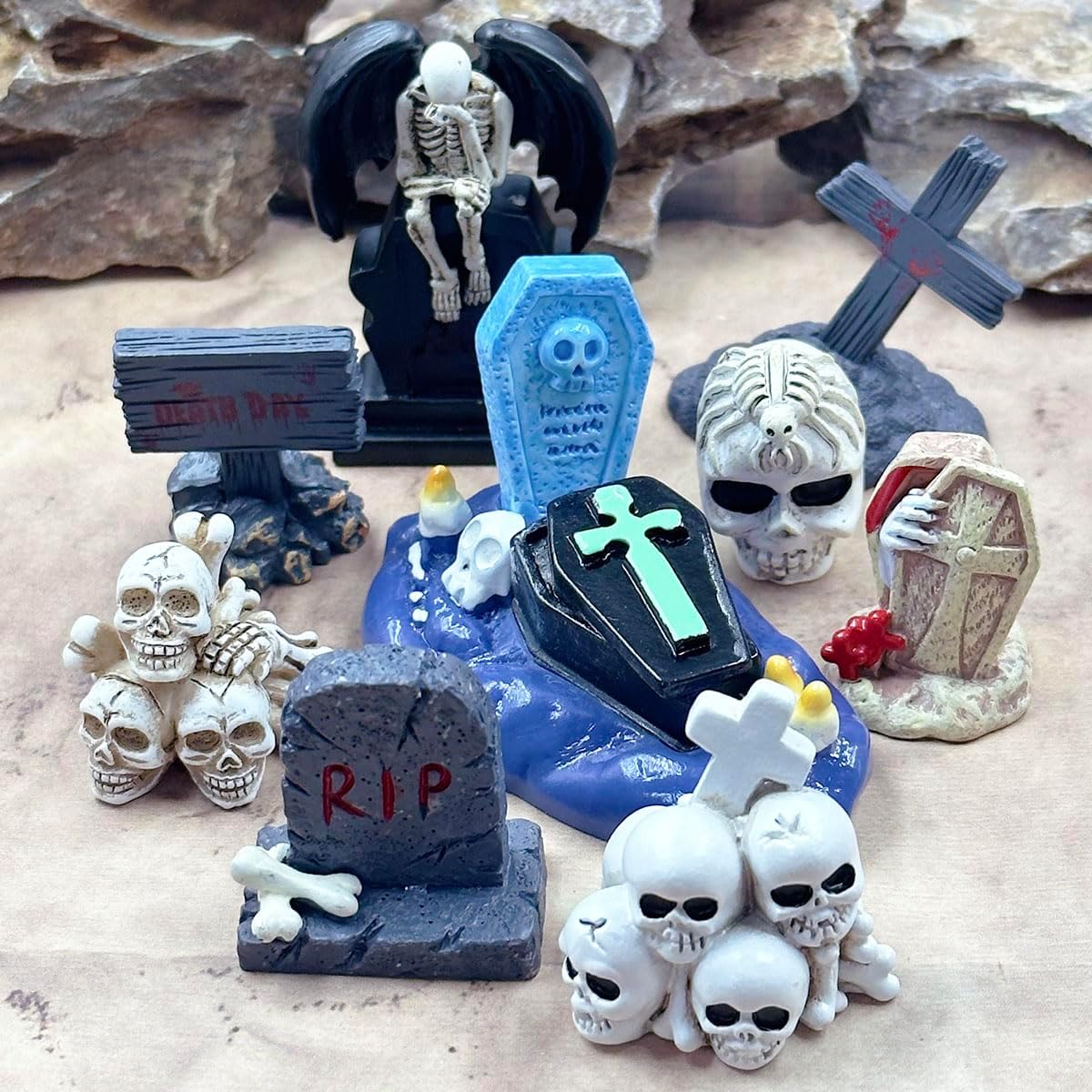 Suartus Halloween Miniature Figurines - 20 Resin Ghost Tombstones Skull Heads Scene Ornaments