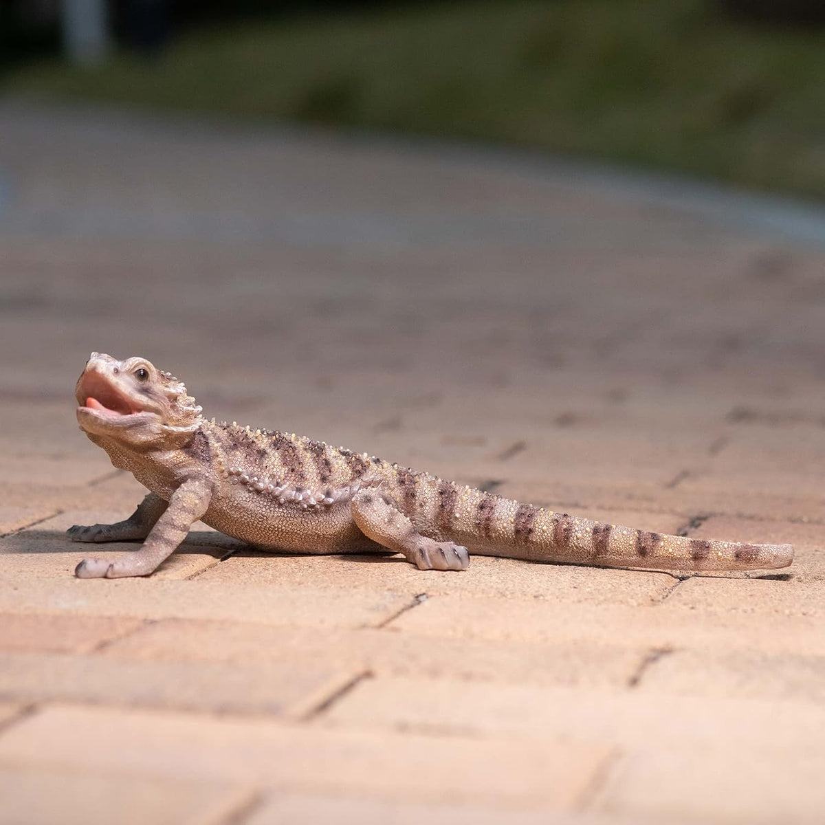 Garden Lizard Statue - Resin Sculpture of Reptiles, Suitable for Outdoor and Courtyard Decoration