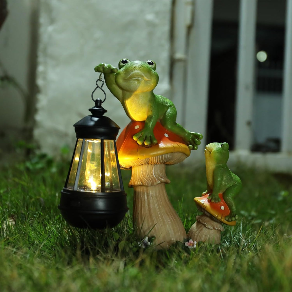 Garden Frogs Statue, Large Funny Frogs Figurine Climbing on Mushroom and Holding a Solar LED