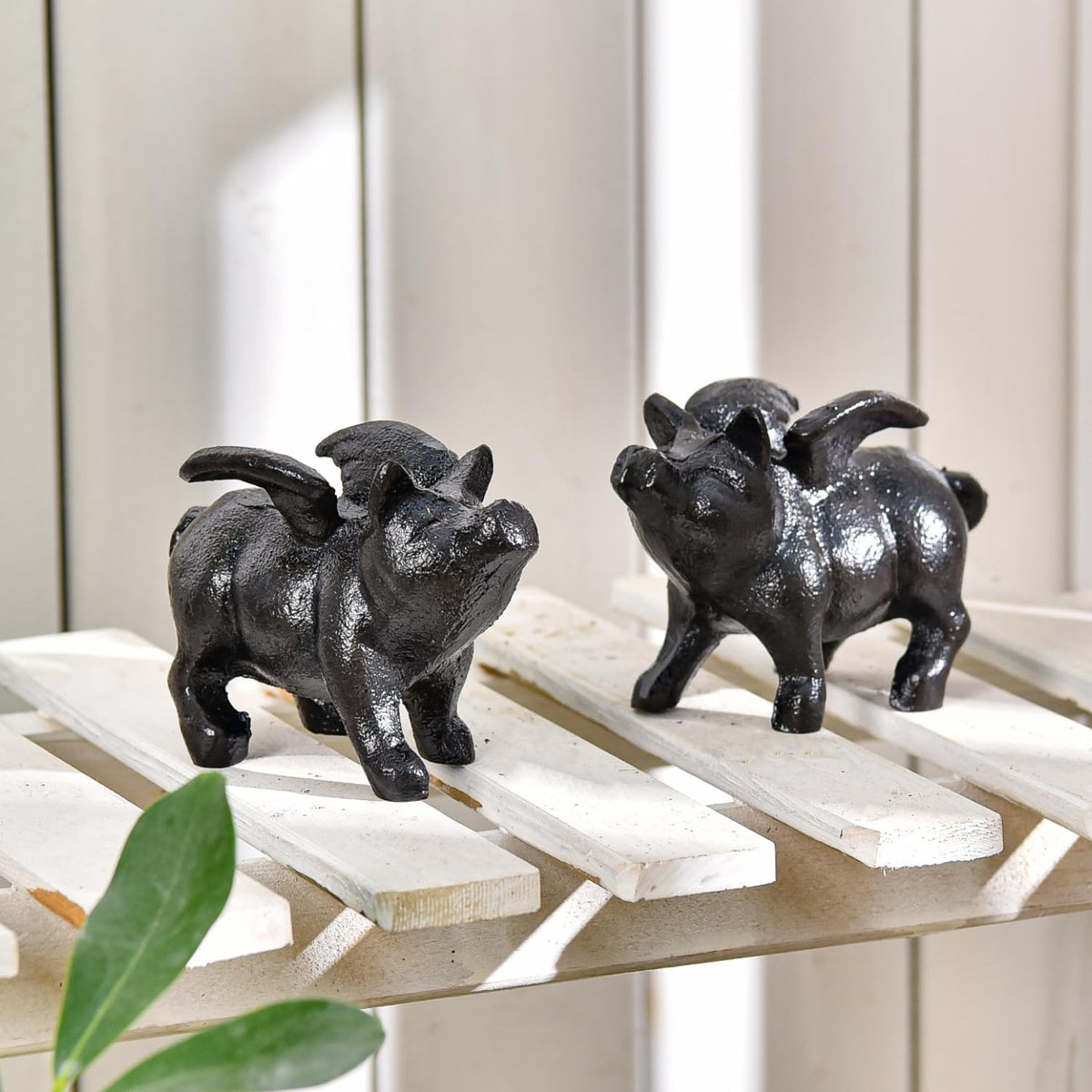 Sungmor Whimsical Cast Iron Flying Pig Statue, 2pcs Rustic Black Cute Little Piggy Paperweight