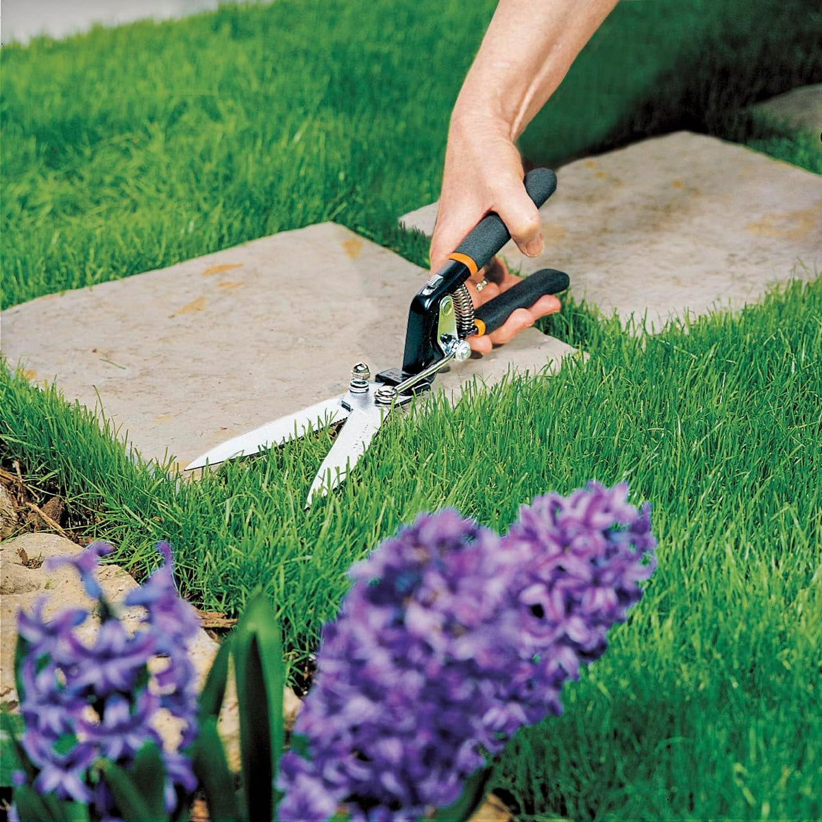 Fiskars Grass Shears, 5-Inch Serrated Blade Grass Cutter and Garden Shears with Power-Lever
