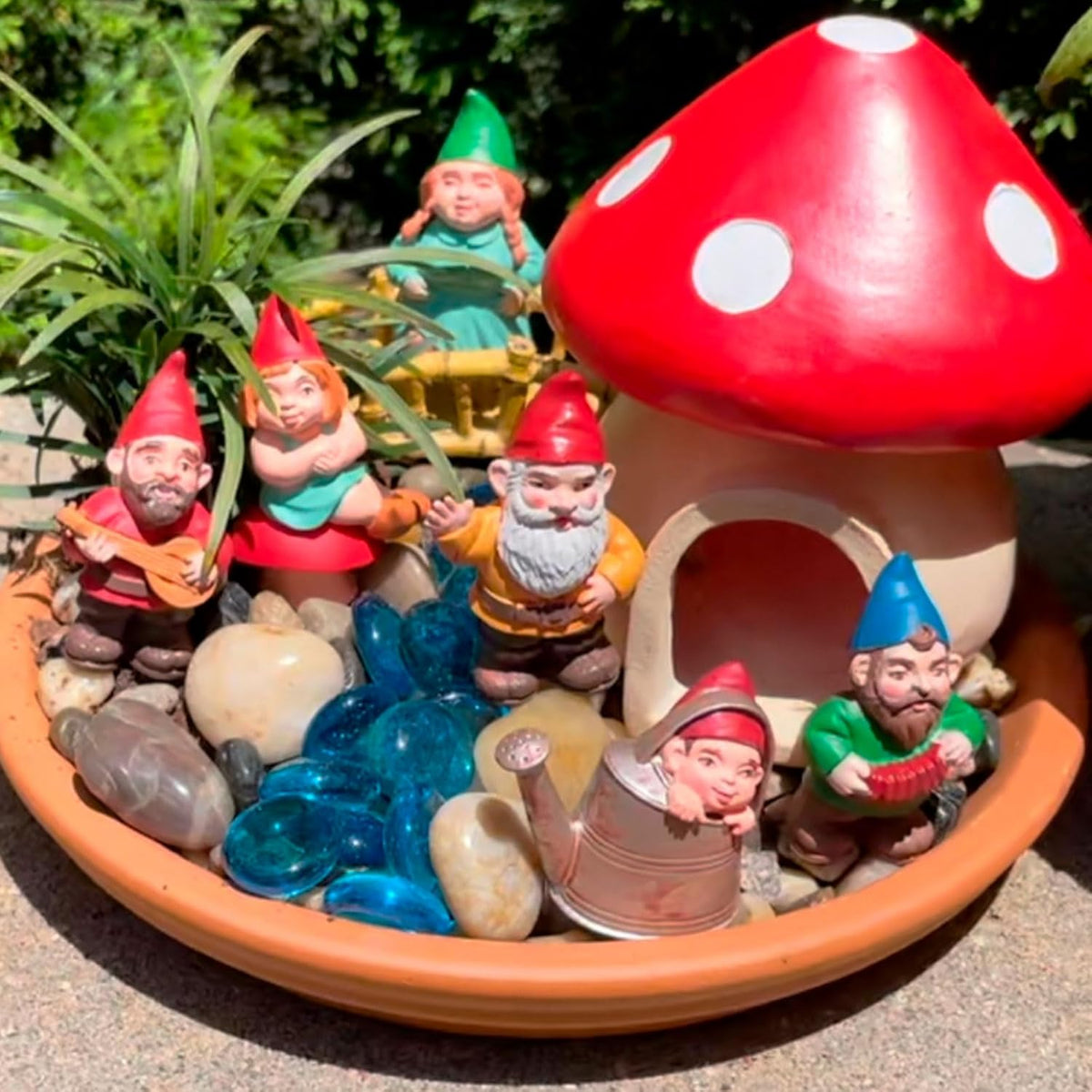 Safari Ltd. Gnome Family TOOB - Hand-Painted, 6 Pieces Lifelike Model Figures - Fun Educational