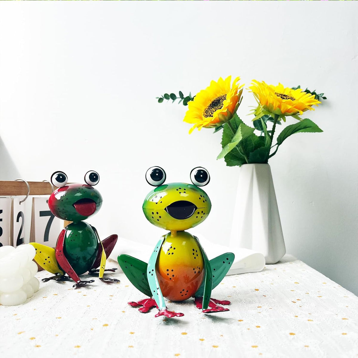 Metal Garden Decor Yard Art for Outside Set of 2 Cute Small Frogs Lawn Patio Ornaments Backyard