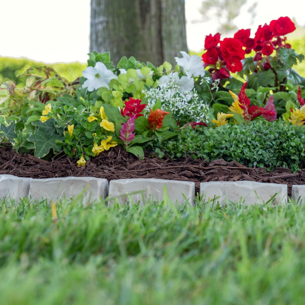 EasyFlex No-Dig Landscape Edging with Anchoring Spikes, 2.7 in. Tall Decorative Stone-Look Garden