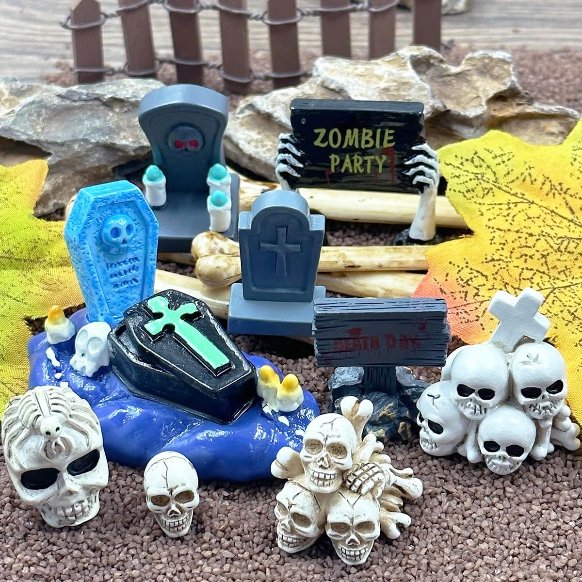 Suartus Halloween Miniature Figurines - 20 Resin Ghost Tombstones Skull Heads Scene Ornaments