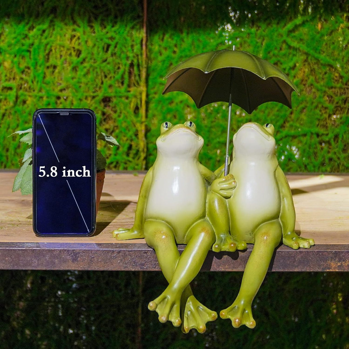 Couple Frogs Outdoor Statue - Frogs Decor Resin Happy Couple Hold an Umbrella Garden Statue Frog