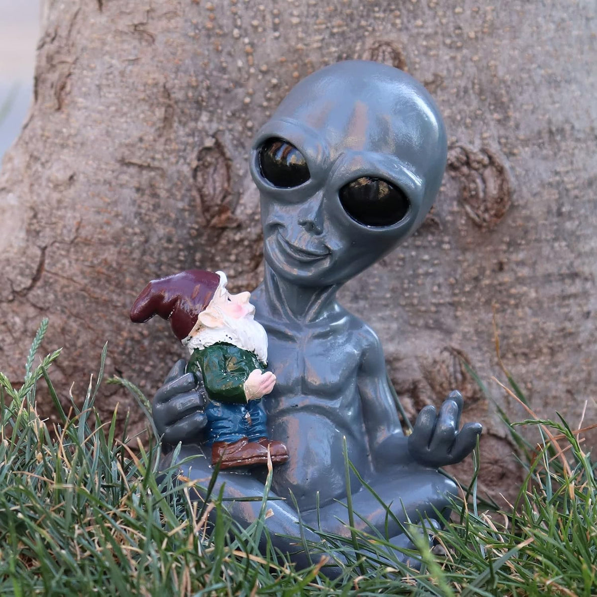 Dnoifne Alien Hugging Gnome Garden Decoration Statue, Resin Alien Dwarf Statue, Waterproof Garden