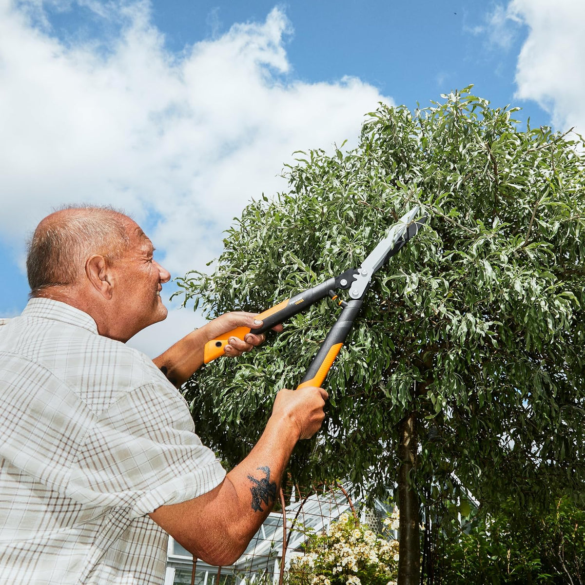 Fiskars 23-Inch Hedge Shears, Bush Trimmer with PowerGear2 Technology that Multiplies Power for